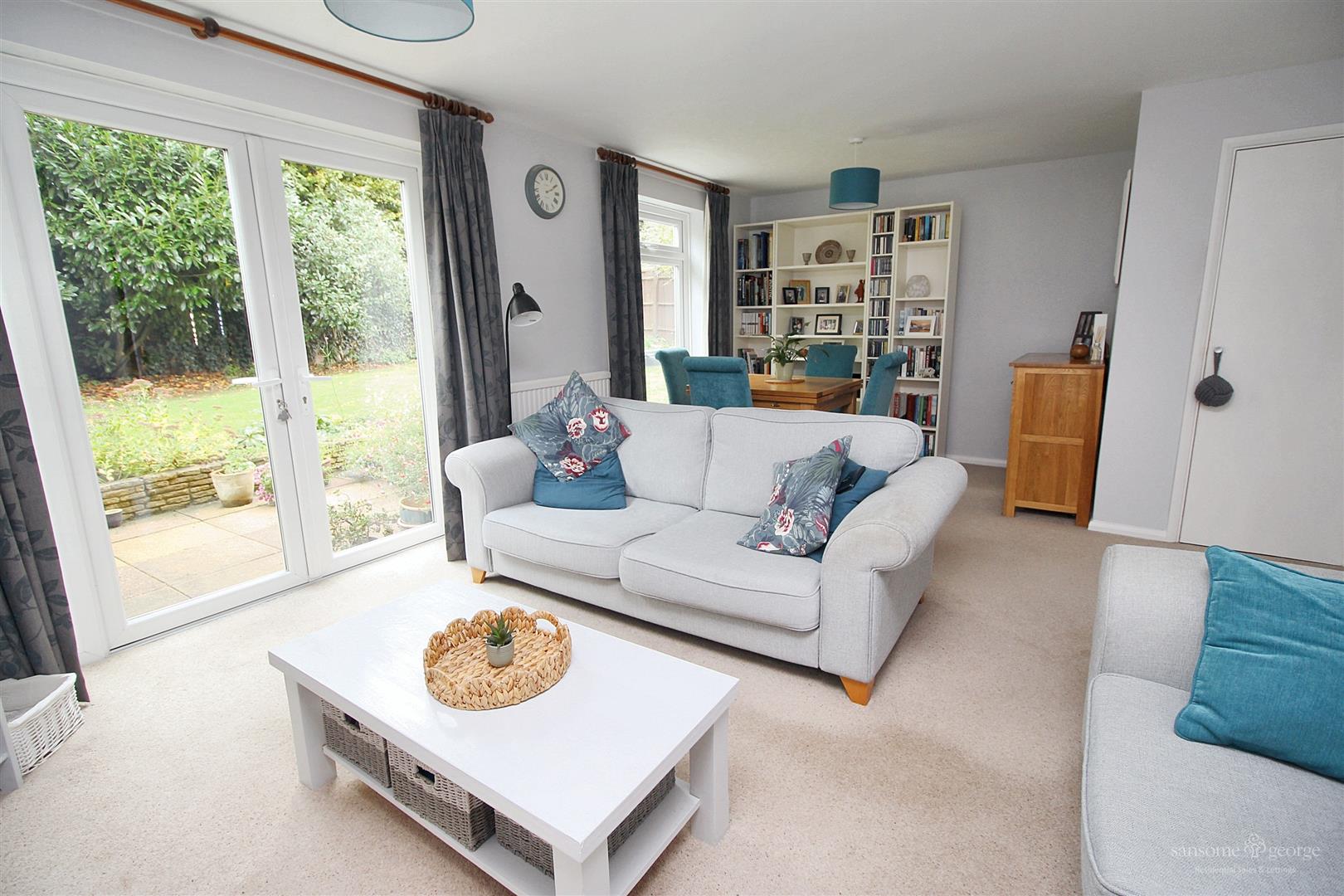 3 bed property in Mackay Close, Reading